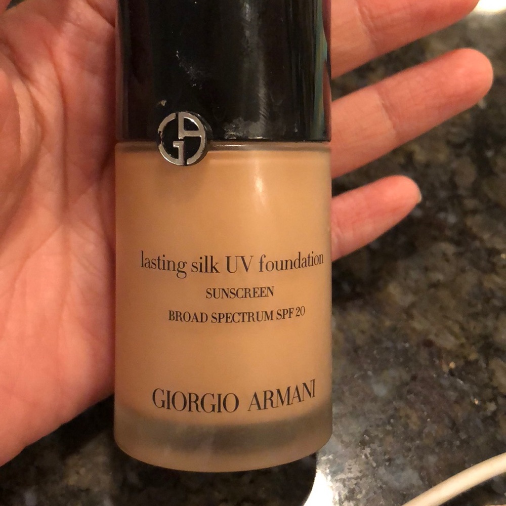 Giorgio Armani lasting silk UV foundation